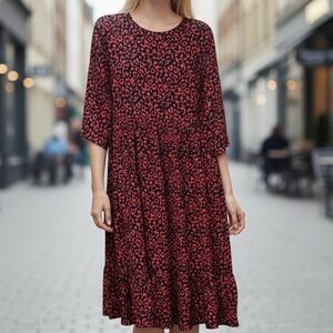 Leopard print midi dress Zara sizes xs 

Elegant Red and Black Patterned Dress